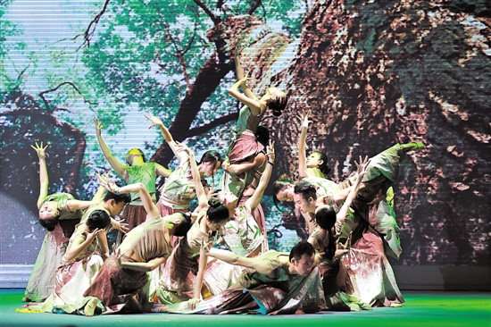 图为广东省残疾人艺术团表演名为《生命》的舞蹈