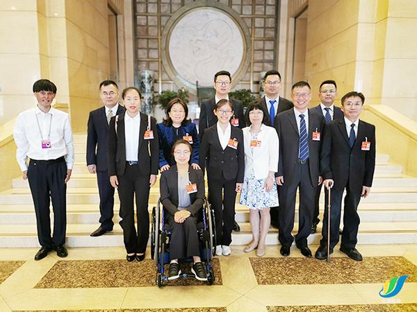 省残联理事长张永安在第六次全国自强模范暨助残先进表彰大会与残疾人朋友合照