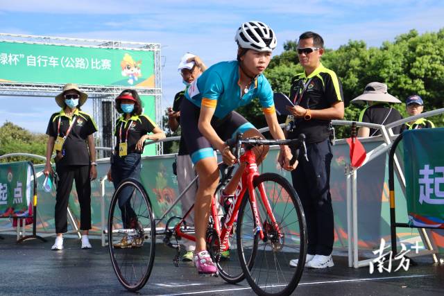 在女子三轮自行车十公里个人计时赛中，潘鸿运为清远夺得自行车（公路）比赛项目的首金。