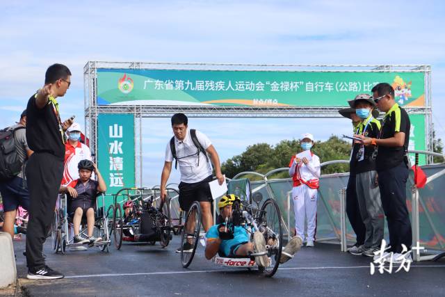 8月5日，广东省第九届残运会自行车（公路）比赛在佛冈县省道252线县城段正式开赛。 