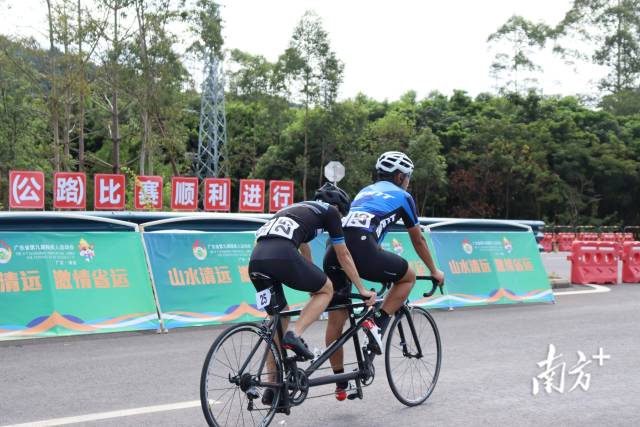 视力损伤的运动员使用双人自行车参加比赛，前座是一个视力健全的领骑员，后座则是视力残疾运动员。
