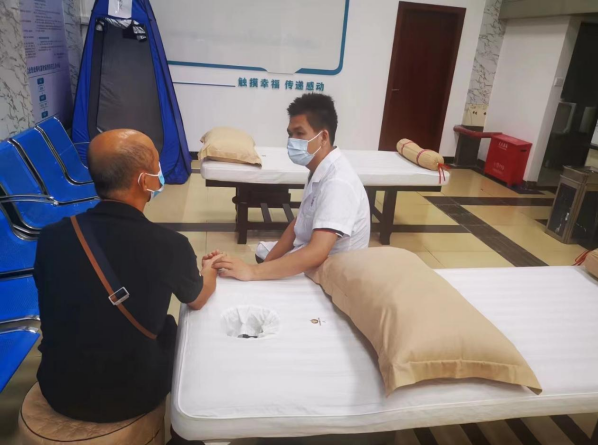 图为翁志刚工作中