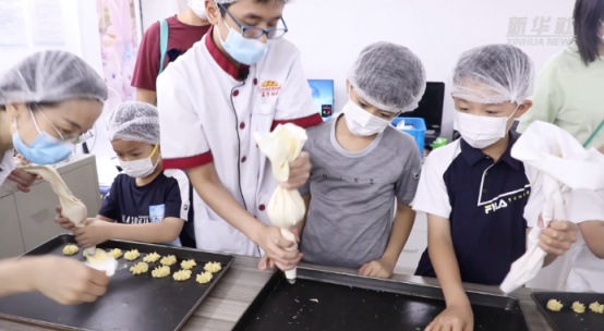 他听不见，却教了1000多名孩子做烘焙