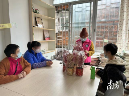 残障学员自力更生制作年宵品，文华花市义卖受热捧