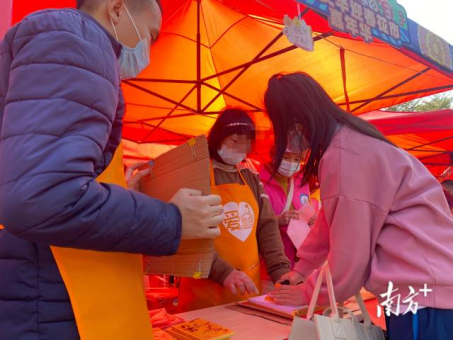 残障学员自力更生制作年宵品，文华花市义卖受热捧