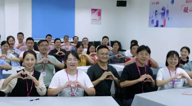 让爱“听”得见，100余名工友为了5位听障同事集体学手语