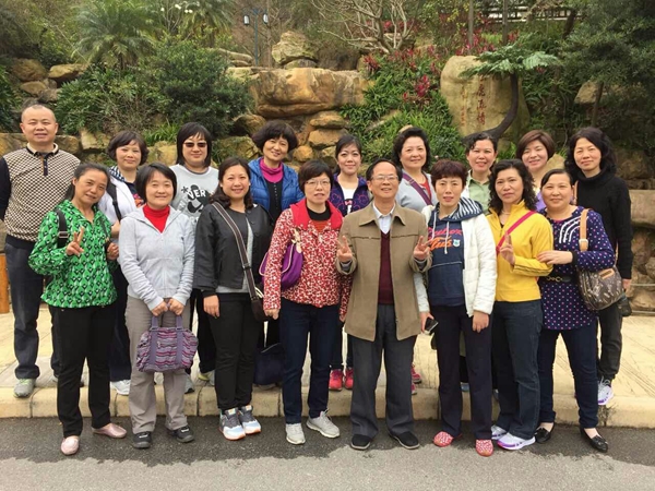 图为参与活动人员在帽峰山的合影