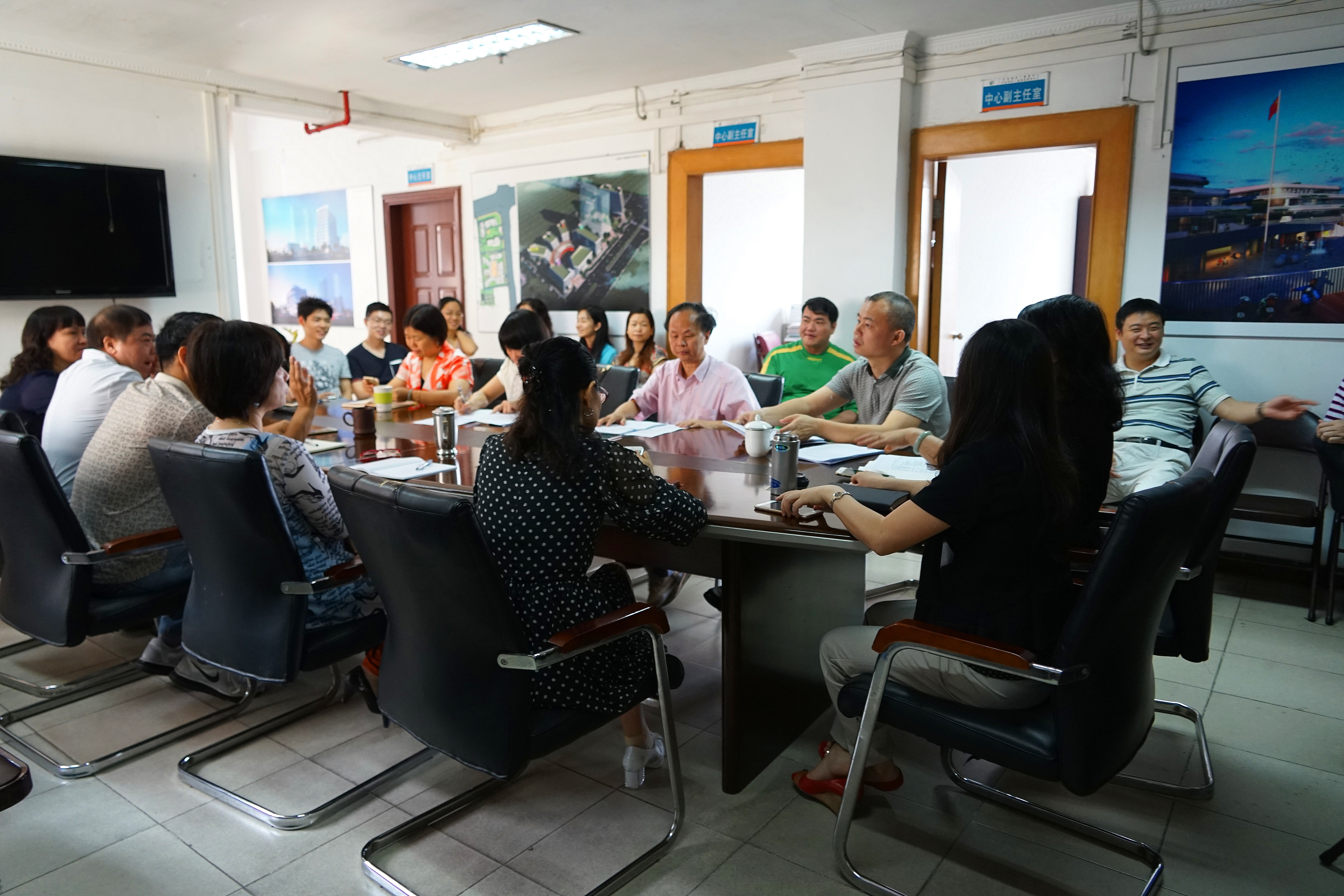 图为残联副巡视员何小京主持中心全体干部职工大会