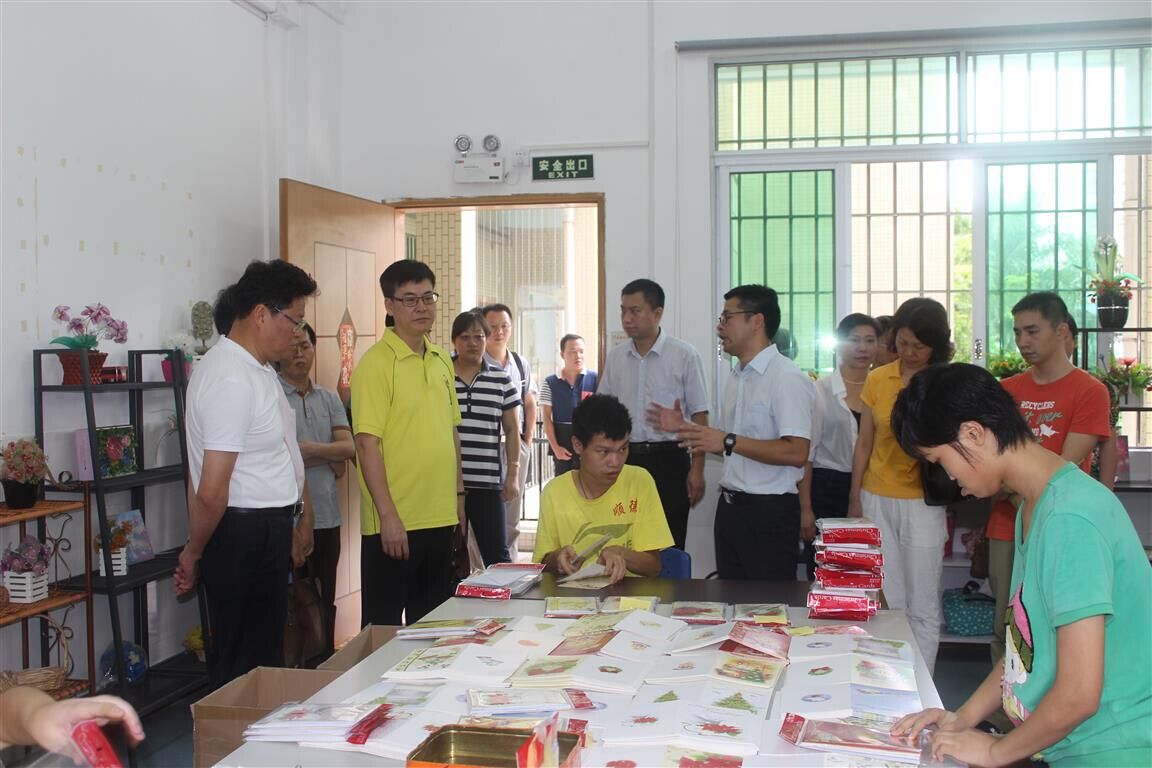 图为到杏坛镇社会服务综合中心参观学习