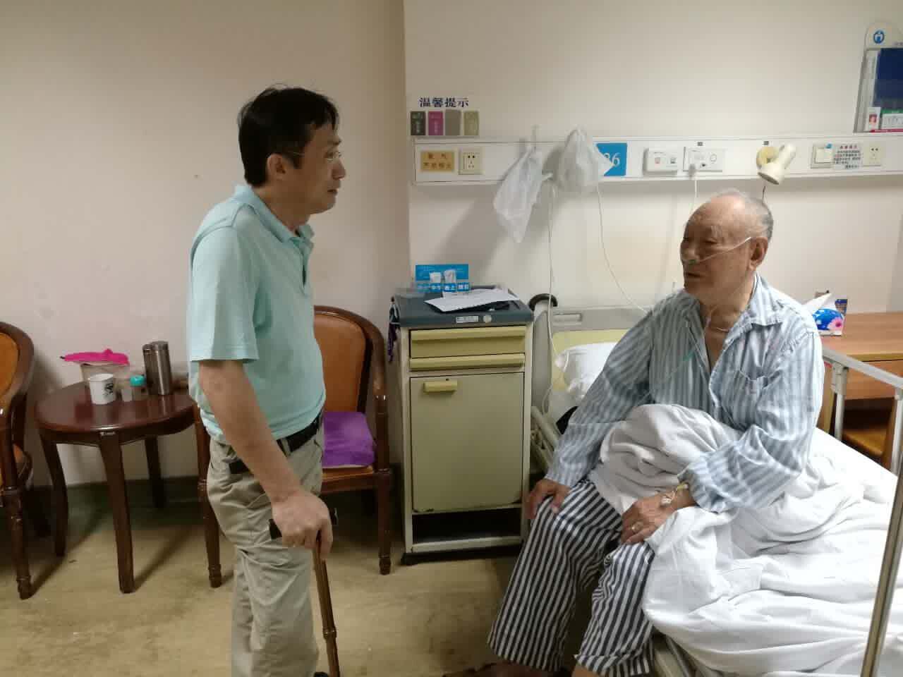 图为张永安同志代表党组慰问聂洪涛同志