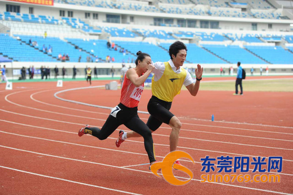 图为2015年12月17日，广东省第七届残疾人运动会在湛江落下帷幕，我市获得团体总分第一名。图为我市选手周国华(左)在女子400米决赛中获得第一名