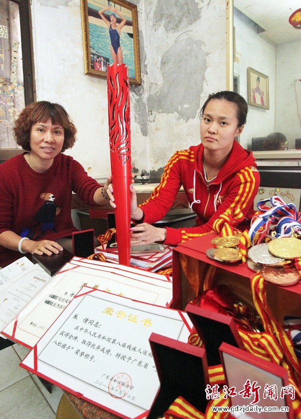 图为朱倩和母亲