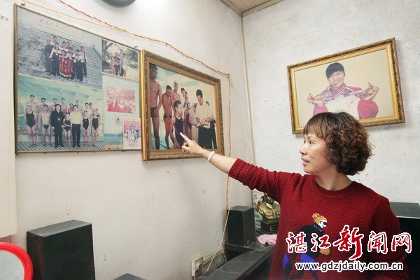 图为朱倩母亲讲述往事