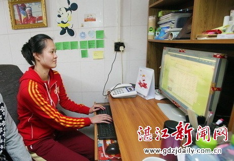 图为朱倩展示电脑技能