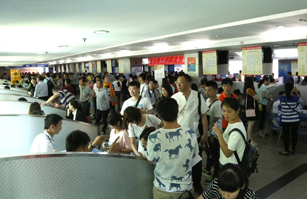 图为招聘会现场人头攒动