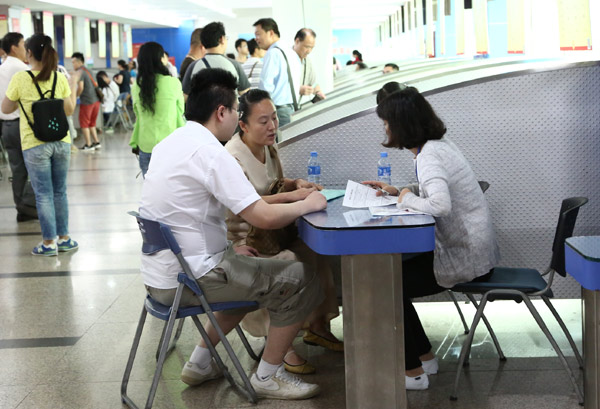 图为残疾人与用人企业洽谈