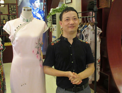 图为崔万志