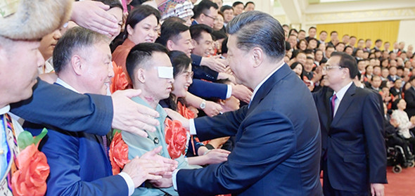 党和国家领导人习近平、李克强、王沪宁等在北京人民大会堂会见第六次全国自强模范暨助残先进表彰大会代表