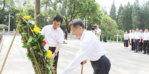 张永安理事长与陈锋副组长整理花圈