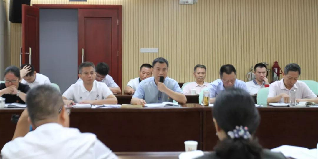 自由发言环节党员干部积极踊跃发言