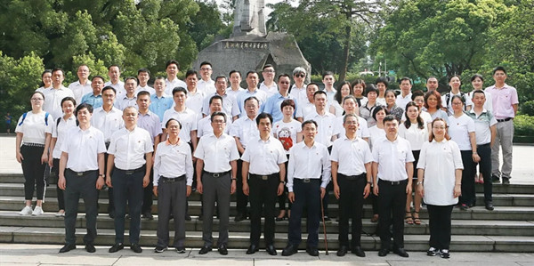 全体党员干部在纪念碑前合影