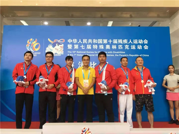 游泳男子组S10级50米自由泳比赛颁奖现场（左三为林福荣）