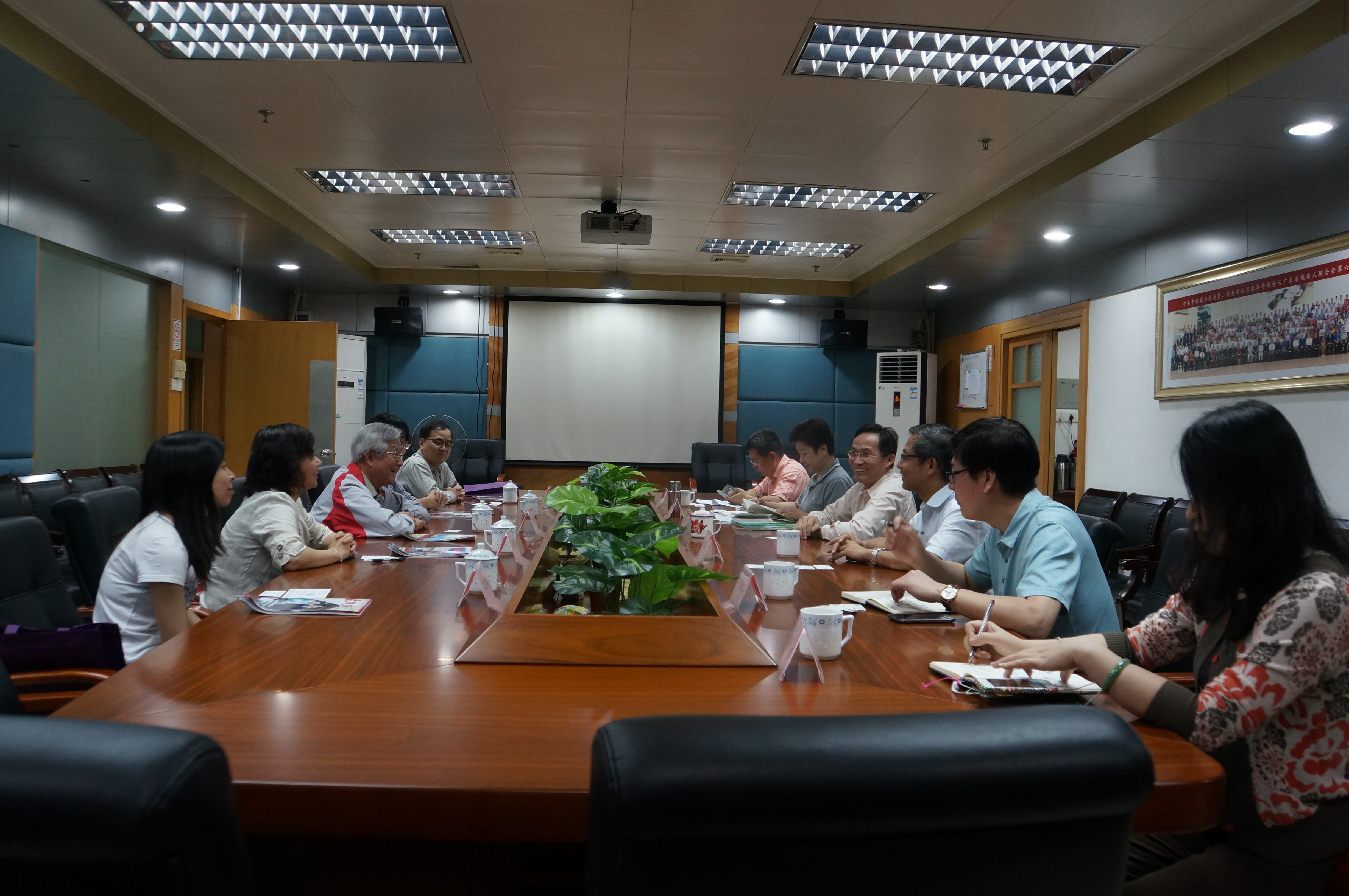 省残联理事会会见香港扶康会一行并亲切交流