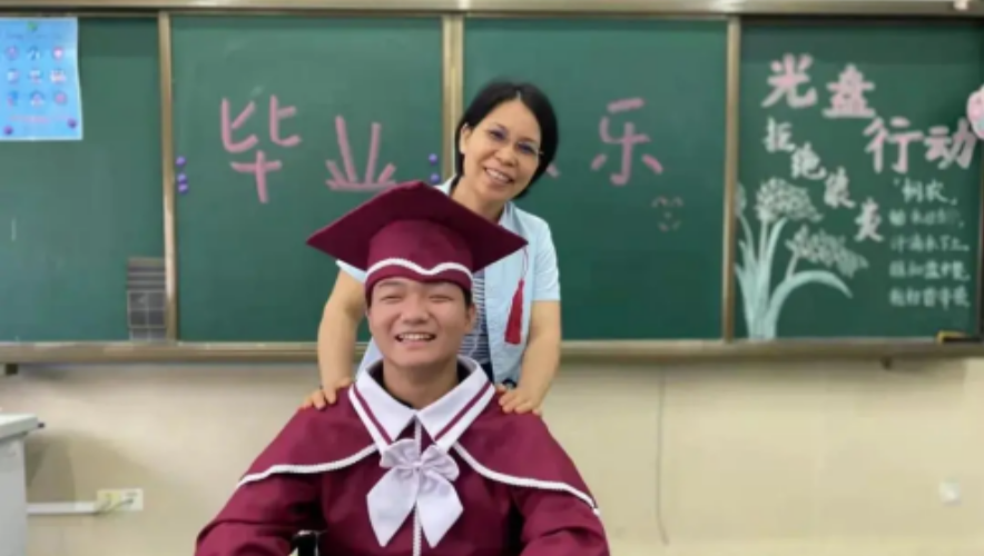 东莞16岁脑瘫少年用两根手指敲出4万字武侠小说
