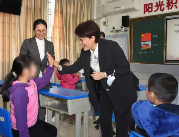 冯玲调研.jpg