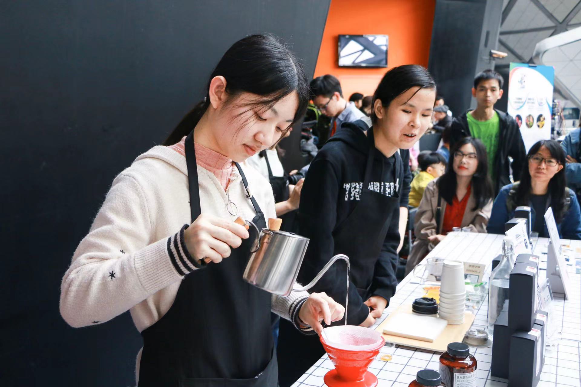 95后视障咖啡师晓晓：用手心替代眼睛看世界