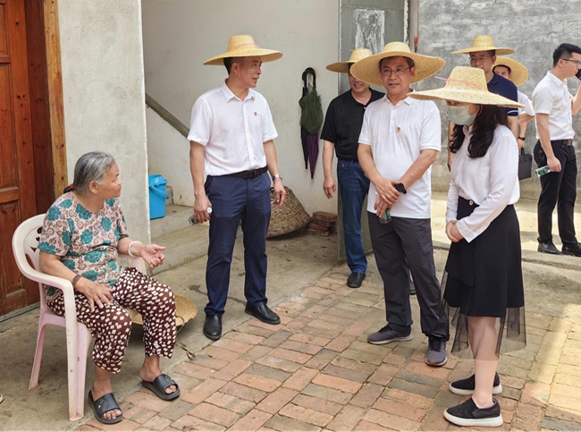入户慰问残疾人家庭.png