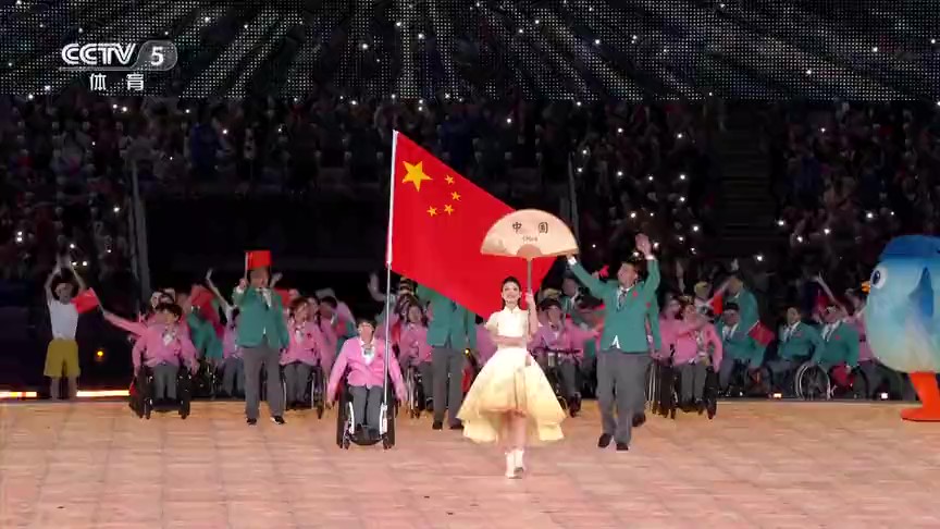全场欢呼！中国体育代表团入场