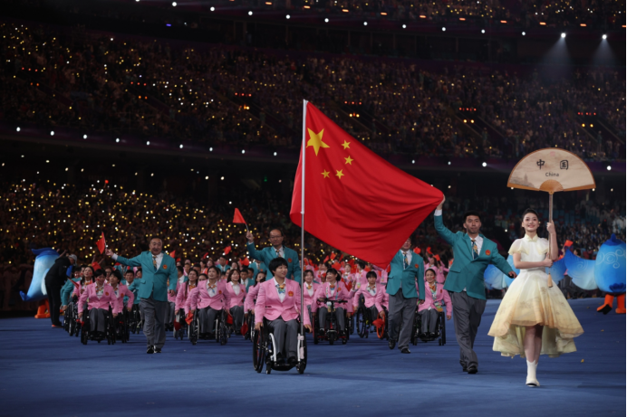 中国代表团入场