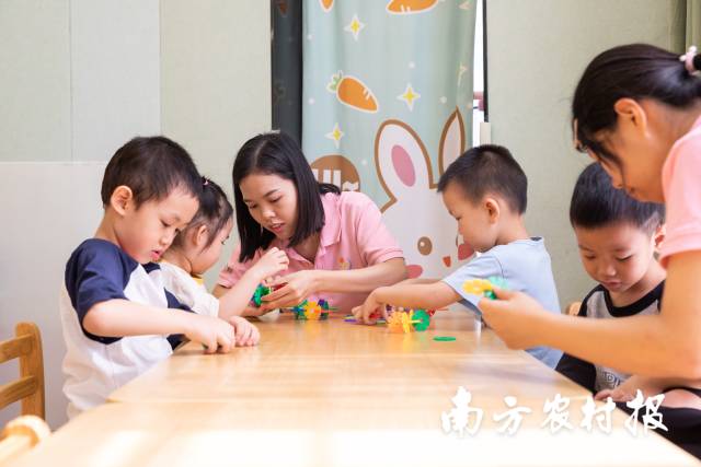 晴晴言语康复中心的老师们带孩子上课