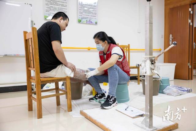 镇上的残疾人专职委员给陈若带来了一个好消息，他可以享受装配假肢补贴。陈若很快顺利完成适配。