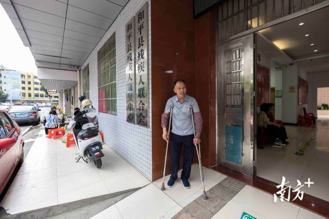 等习惯了用假肢走路，老骆很开心又能到处去找自己的老友叙旧了。