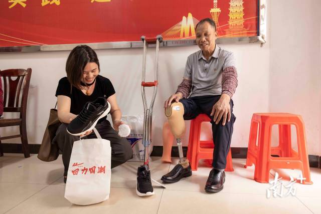 老骆的女儿赶紧跑到县城买来两双健步鞋。老骆穿上平底的鞋子后，使用假肢起来更加舒适了。
