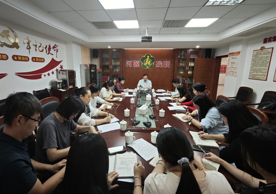 图为座谈会现场_调整大小