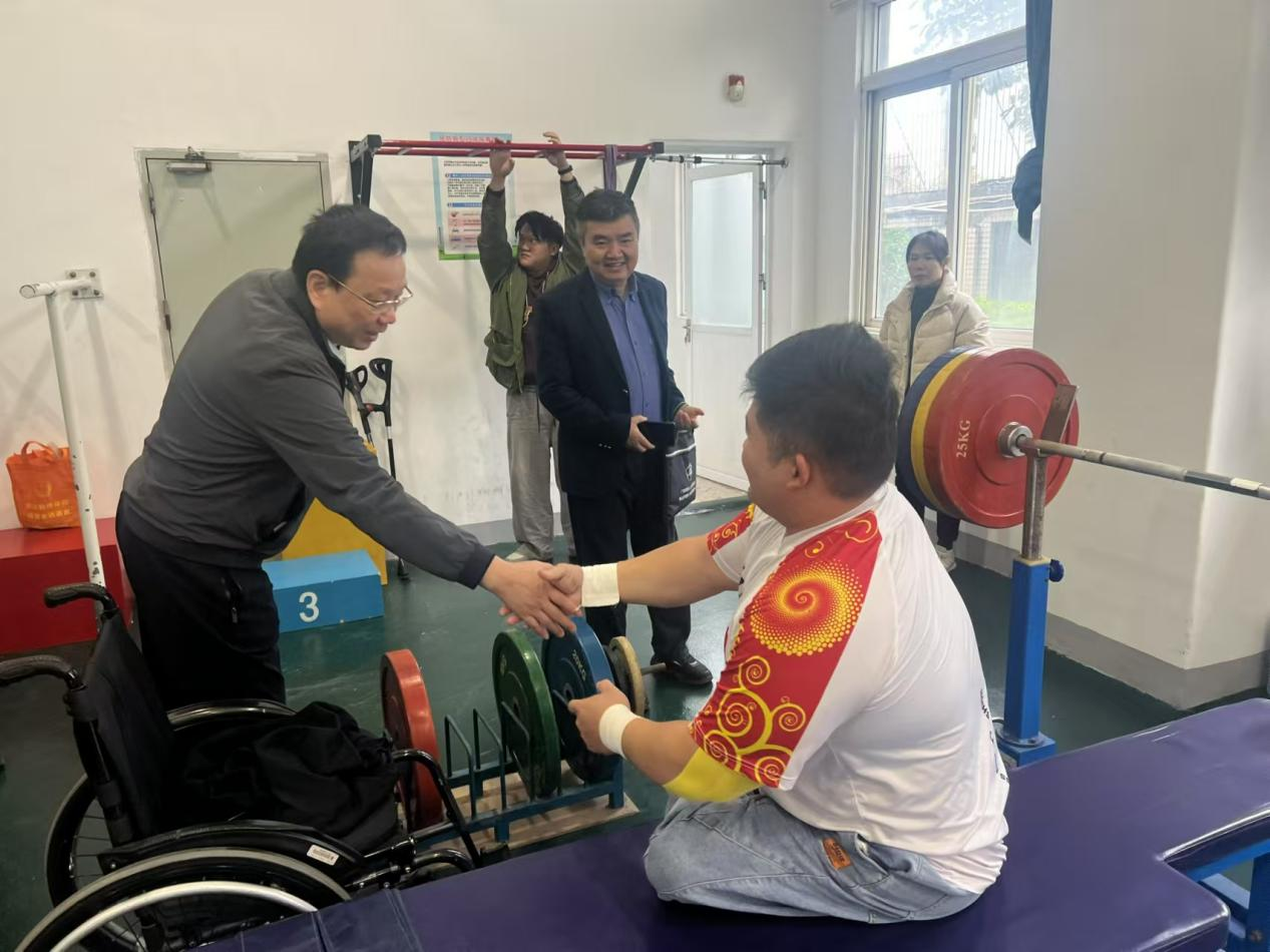 邱招贤看望省残疾人举重队汕头训练基地的运动员