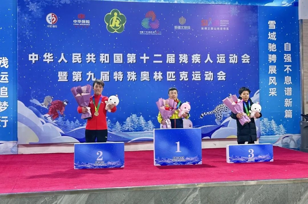 颁奖现场（右一为龙志永）。通讯员供图