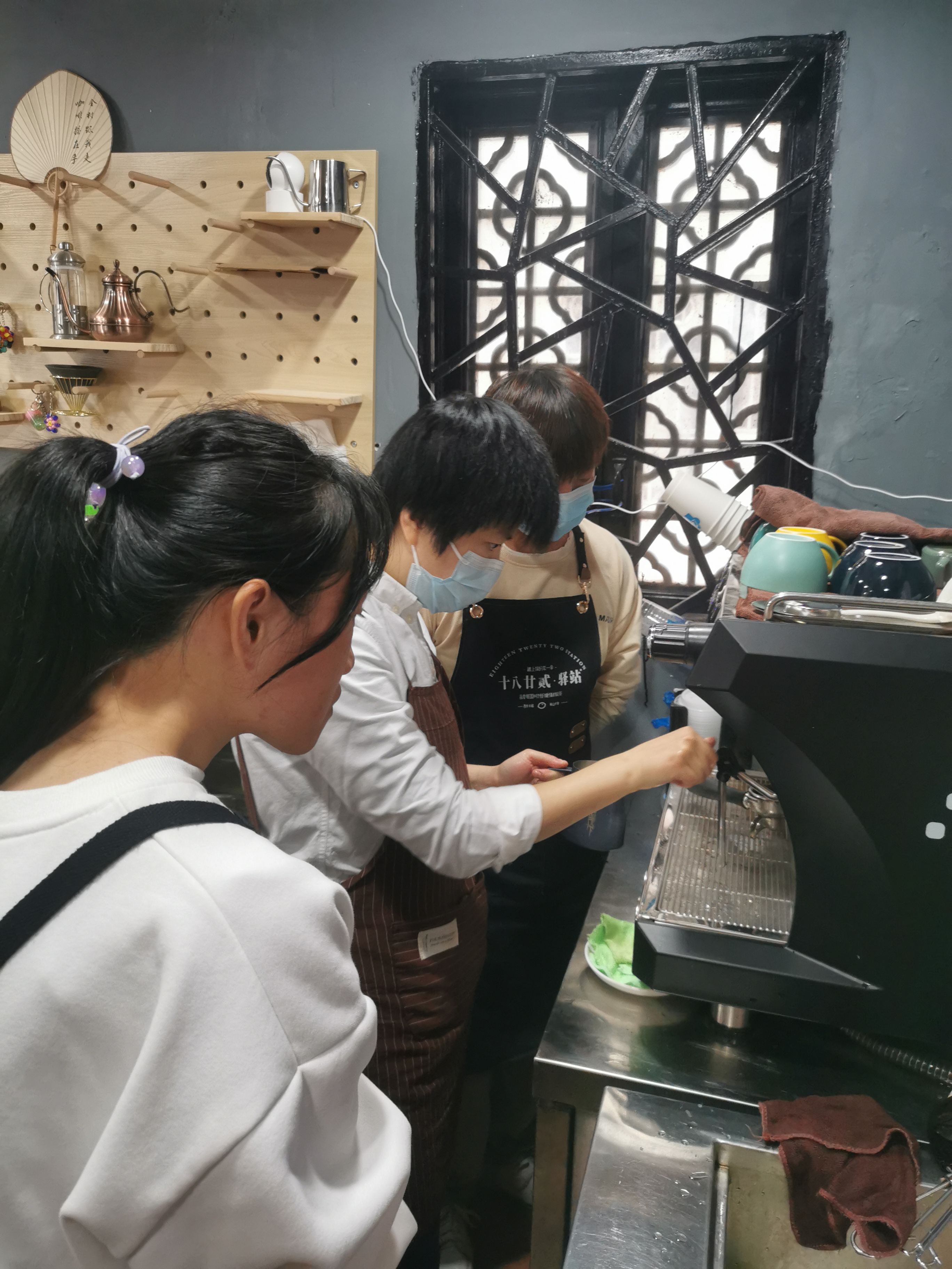 咖啡师培训的学员在学习操作设备.jpg