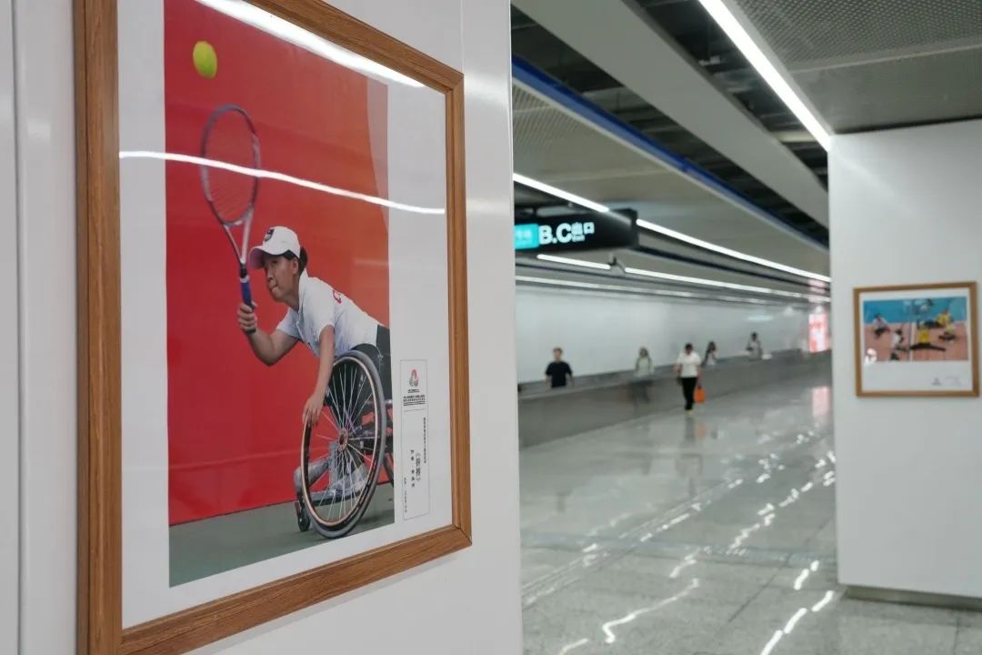 迎残特奥会体育主题摄影展在广州地铁磨碟沙站展出